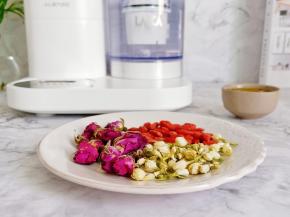 准备所需食材以及百香果蜂蜜水。