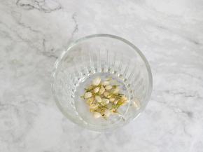 把茉莉花放入玻璃容器中。