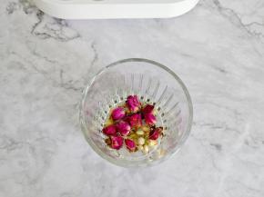 加入玫瑰花与枸杞。