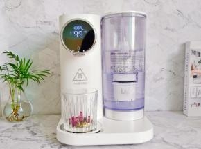 把玻璃杯放在莱卡laica即热净饮机上。