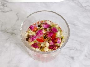 泡好的花茶稍微凉一下。