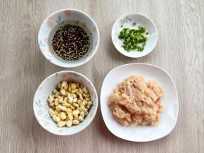 三色藜麦洗净后，浸泡1小时；玉米洗净剥好粒；鸡胸肉用搅拌机打成肉泥（用到剁碎亦可）；小葱洗净切碎。