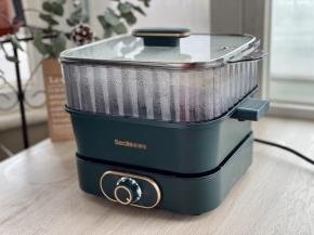 把玉米和泡好的三色藜麦放入蒸锅，蒸制15分钟。