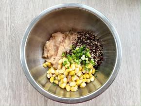 把鸡肉泥、煮熟的三色藜麦、玉米粒和葱花一同放入盆中；