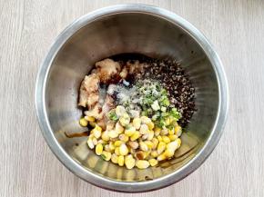 加一勺蚝油、一勺料酒、半勺老抽、少许黑胡椒粉、少许盐，然后搅拌均匀。