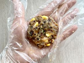 抓一小团拌好的玉米藜麦鸡肉泥，做成小圆饼