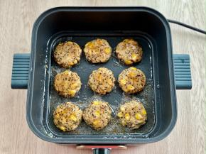 平底锅热油，下入鸡肉饼，保持小火，两面煎至金黄即可。