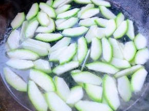 锅中烧开水放入少许盐和一点点油再放入西葫芦片焯水至断生即可时间不宜过长