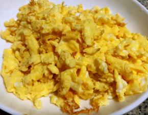 炒好的鸡蛋先盛入盘中满屋飘香哦