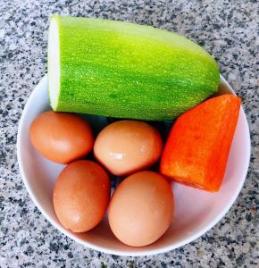 准备原材料西葫芦、胡萝卜、鸡蛋