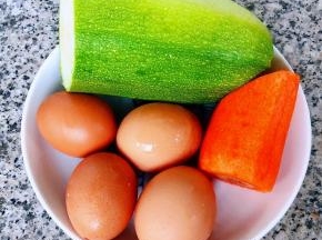 准备原材料西葫芦、胡萝卜、鸡蛋