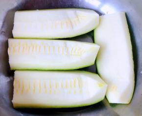 西葫芦洗净一切四瓣去掉瓜瓤切成薄片