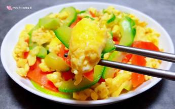 鸡蛋入口香浓混搭鲜嫩的西葫芦一起吃超级完美