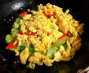 放入鸡蛋同时放入盐和味精改成中小火翻炒