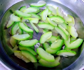 焯好水的西葫芦立即放入冷水中过凉再沥干水份