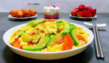 西葫芦和鸡蛋的营养价值非常丰富经常食用对身体有益