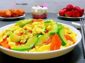 西葫芦和鸡蛋的营养价值非常丰富经常食用对身体有益