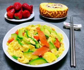 美味可口的西葫芦炒鸡蛋装入盘中就大功告成了搭配虎皮红豆卷和草莓一起吃太棒了