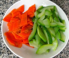 胡萝卜处理的方法同西葫芦一样沥干水份放入盘中备用