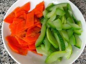 胡萝卜处理的方法同西葫芦一样沥干水份放入盘中备用