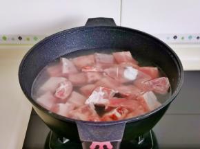 排骨冷水下锅，大火烧开，煮2至3分钟。