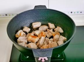 油锅加入冰糖炒化至褐色，再加入排骨翻炒均匀。