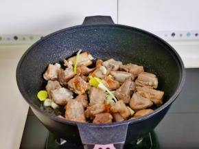 加入切好的葱姜蒜翻炒。