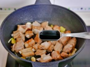 加入红烧酱油。