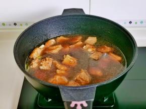 加入纯净水没过食材为佳，烧开后小火炖25分钟。