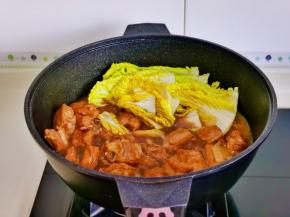 排骨炖烂后，加入洗好的娃娃菜。