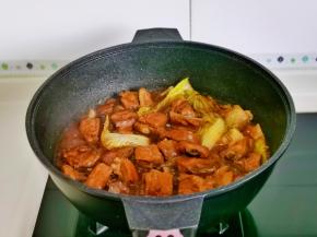 将娃娃菜炖至断生即可关火。