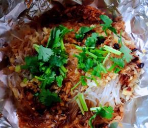 撒上新鲜的蒜蓉和香菜拌匀