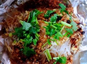 撒上新鲜的蒜蓉和香菜拌匀