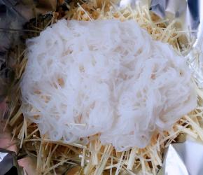 粉丝用剪刀拦几下摆放在金针菇上面