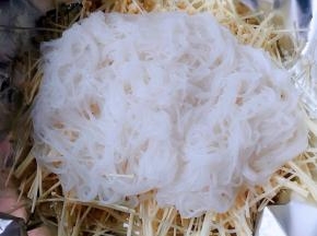 粉丝用剪刀拦几下摆放在金针菇上面