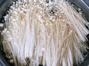 新鲜的金针菇去根掰成小朵放入清水中浸泡一会儿