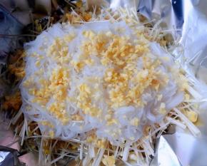 蒜去皮洗净剁成碎粒均匀的撒在粉丝上面