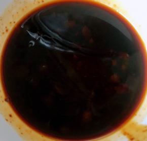 一品鲜酱油、蚝油、糖、涝汁搅拌均匀