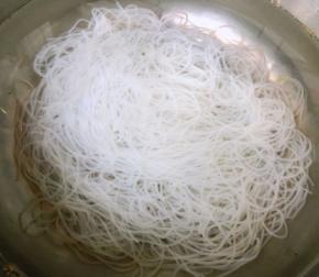 粉丝冲洗一下放入开水中煮至七成熟后立即放入冷水中过凉再沥干水份