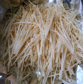 锡纸平铺在平底锅上面金针菇沥干水份摘成小棵摆放在锡纸上面