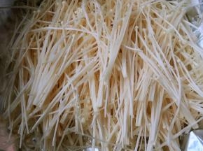 锡纸平铺在平底锅上面金针菇沥干水份摘成小棵摆放在锡纸上面