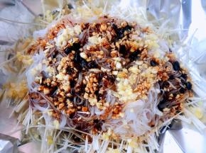 调好的调料汁均匀淋在粉丝金针菇上面