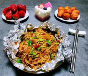 锡纸粉丝金针菇是经典的休闲小吃