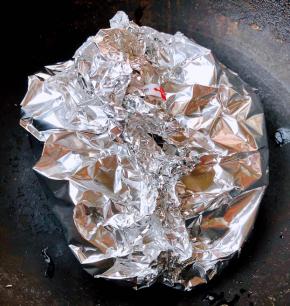 锡纸紧紧的包裹好盖上锅盖加热十分钟