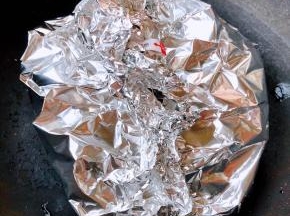 锡纸紧紧的包裹好盖上锅盖加热十分钟