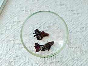 取洛神花三朵。