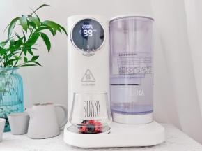 把杯子放到净饮机上。