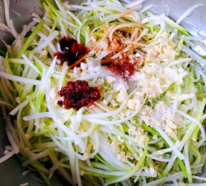 放入调味料一品鲜酱油、蚝油、糖、辣椒油、盐、味精、醋