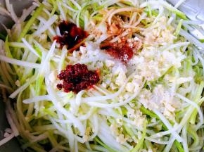 放入调味料一品鲜酱油、蚝油、糖、辣椒油、盐、味精、醋
