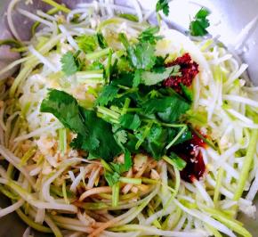 放入这道美味的灵魂配料香菜段一起搅拌均匀